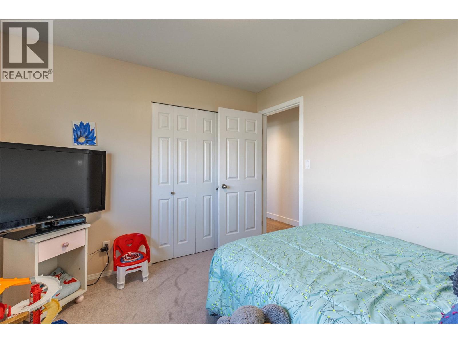 323 Riesling Place, Oliver, BC - Indoor Photo Showing Bedroom