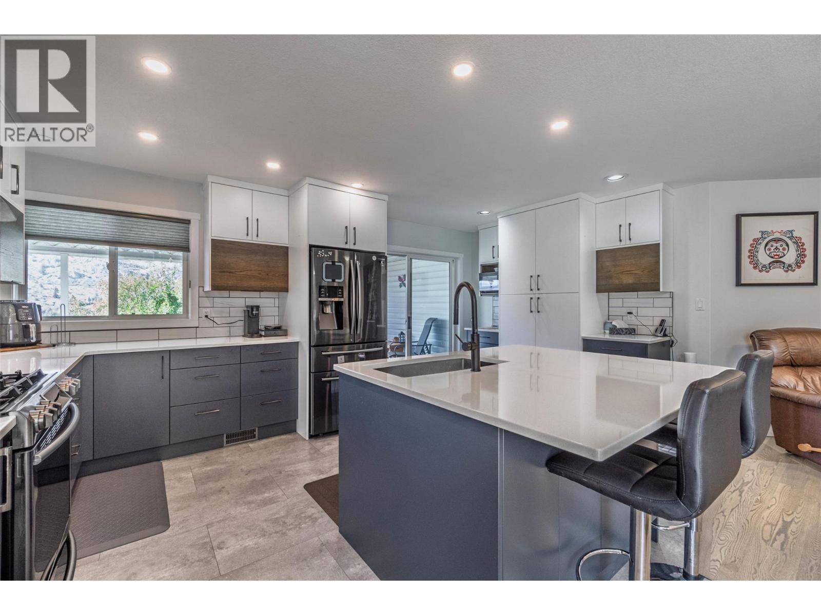 323 Riesling Place, Oliver, BC - Indoor Photo Showing Kitchen With Upgraded Kitchen