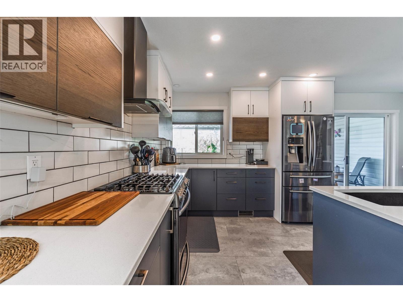 323 Riesling Place, Oliver, BC - Indoor Photo Showing Kitchen With Upgraded Kitchen