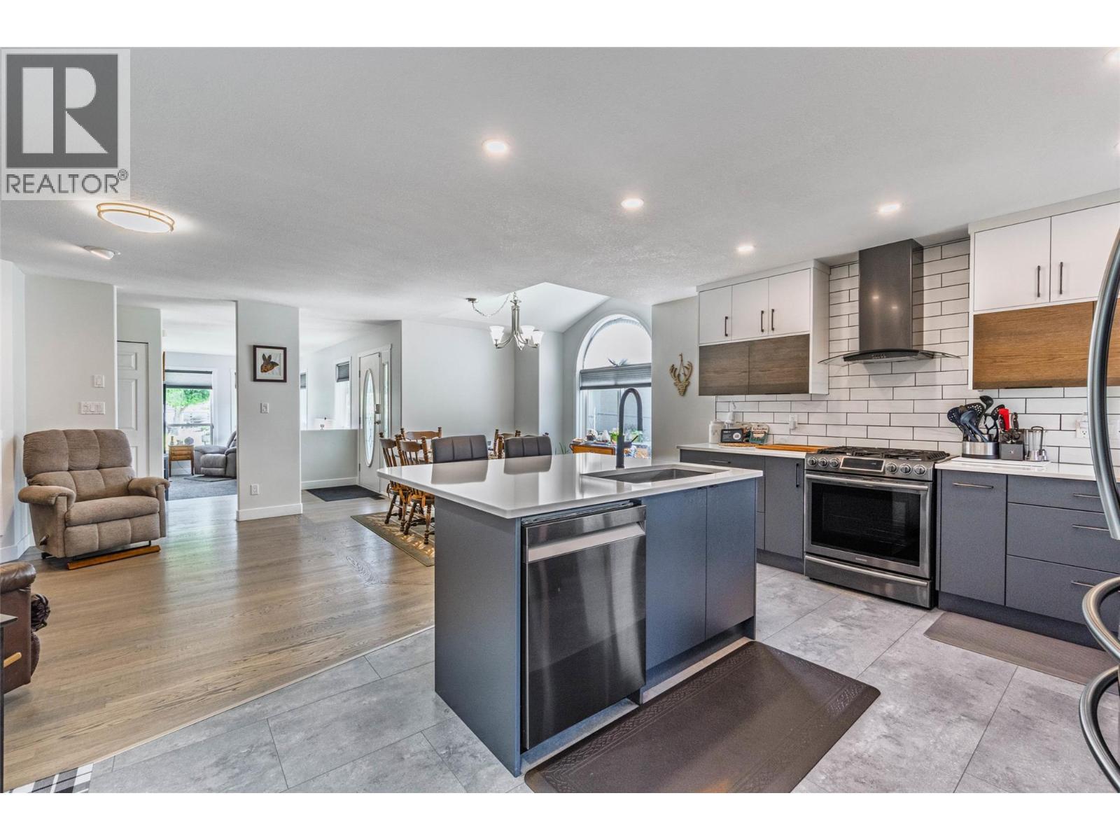323 Riesling Place, Oliver, BC - Indoor Photo Showing Kitchen With Upgraded Kitchen