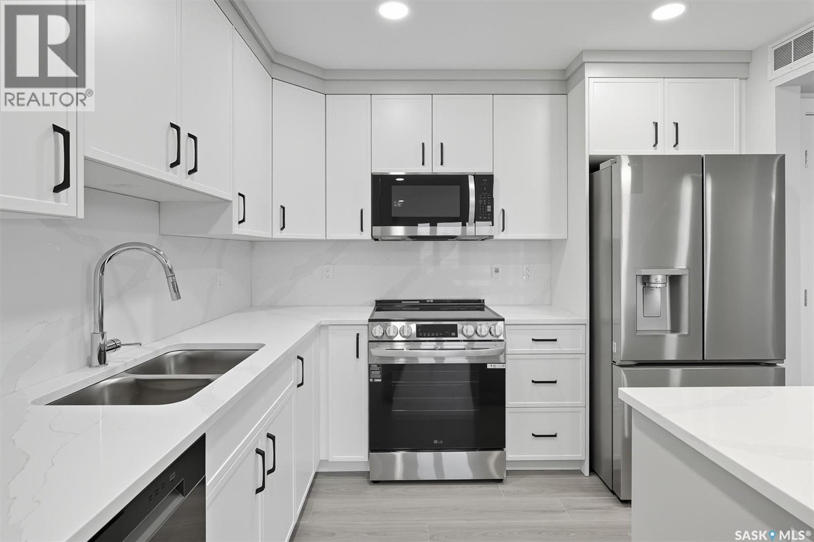 208 318 108Th Street W, Saskatoon, SK - Indoor Photo Showing Kitchen With Stainless Steel Kitchen With Double Sink