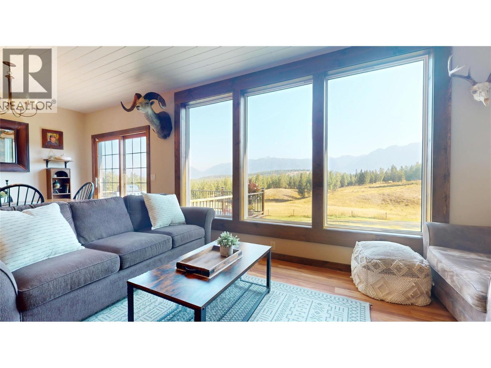 7229 3/93 Highway, Cranbrook, BC - Indoor Photo Showing Living Room