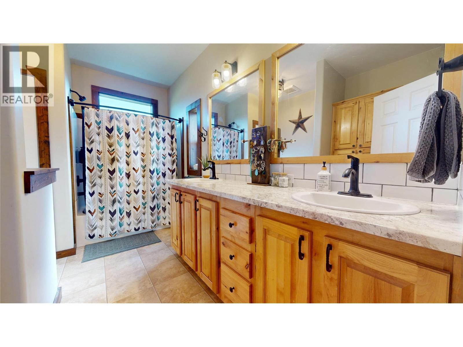 7229 3/93 Highway, Cranbrook, BC - Indoor Photo Showing Bathroom