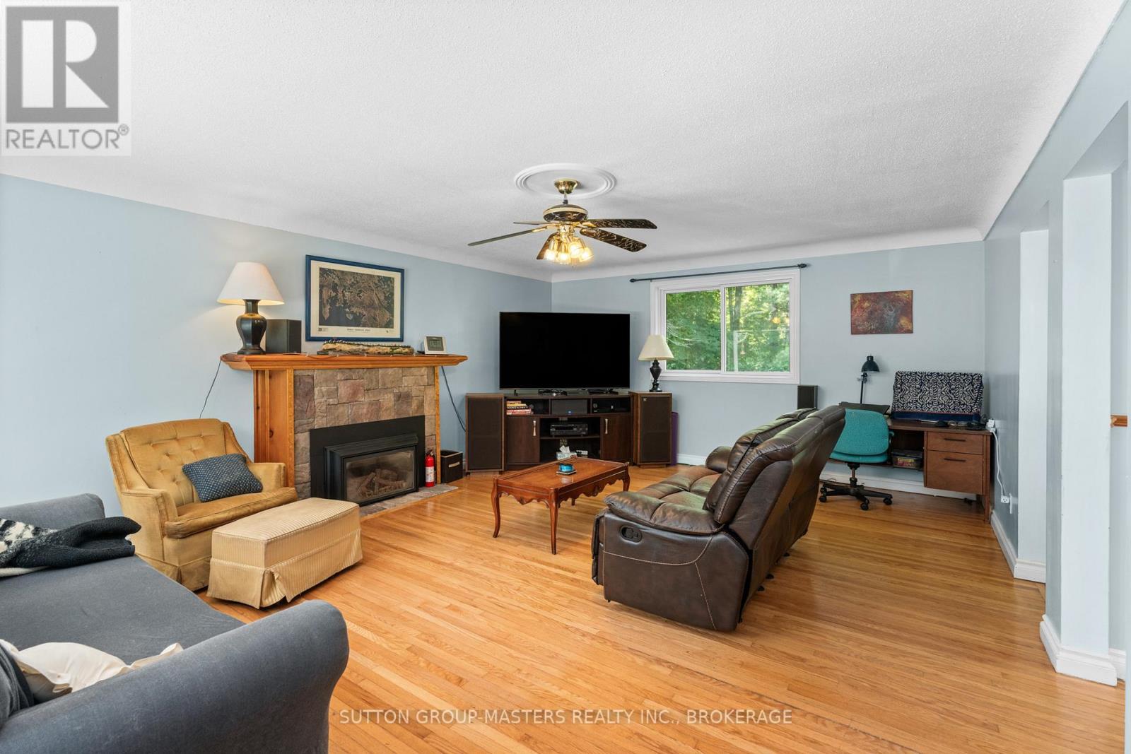 26 Hallecks Road, Front Of Yonge, ON - Indoor Photo Showing Living Room With Fireplace