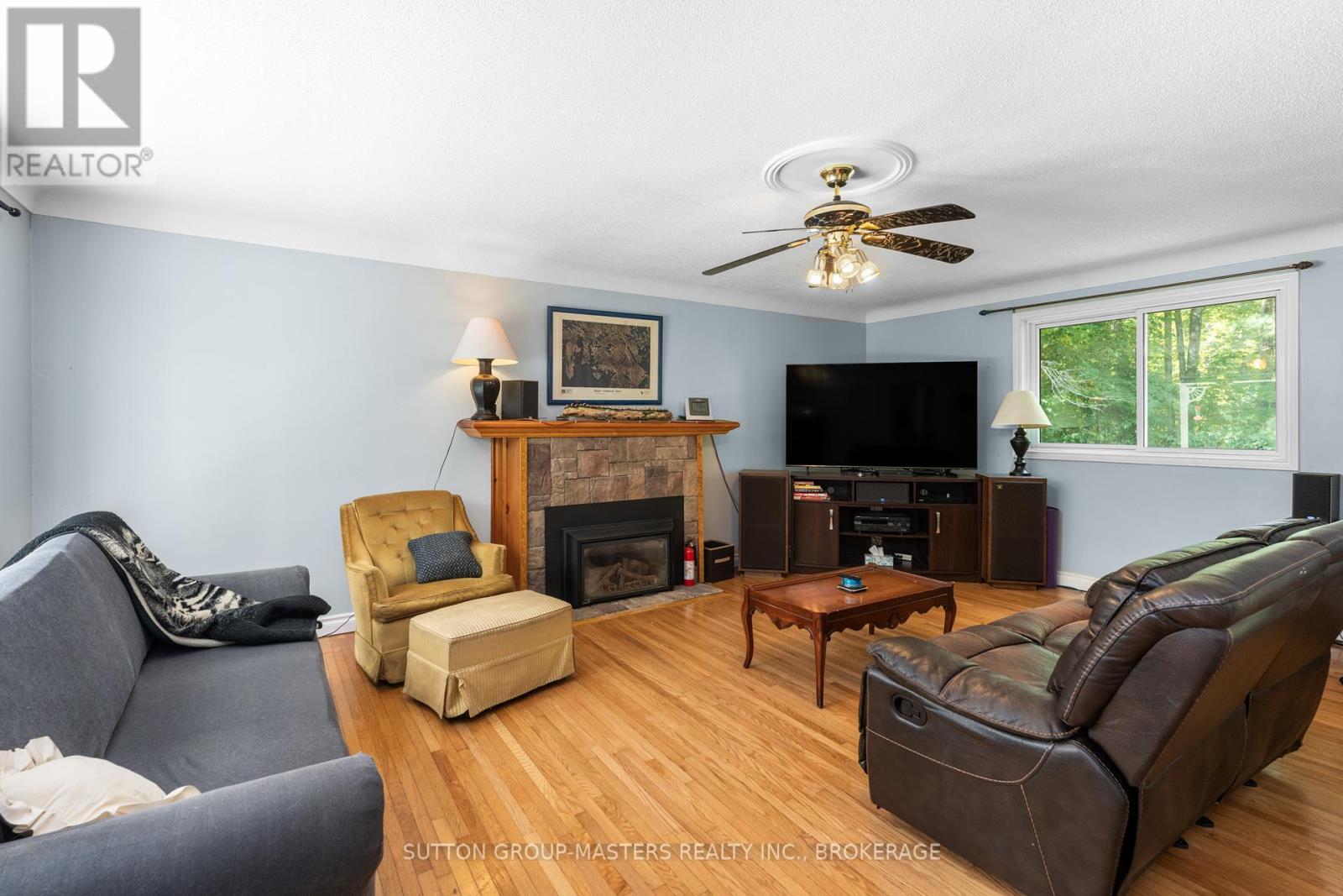 26 Hallecks Road, Front Of Yonge, ON - Indoor Photo Showing Living Room With Fireplace