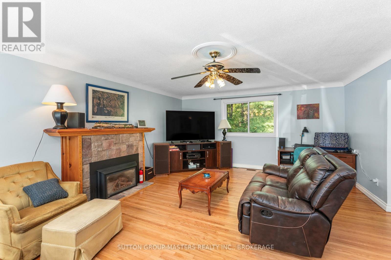 26 Hallecks Road, Front Of Yonge, ON - Indoor Photo Showing Living Room With Fireplace