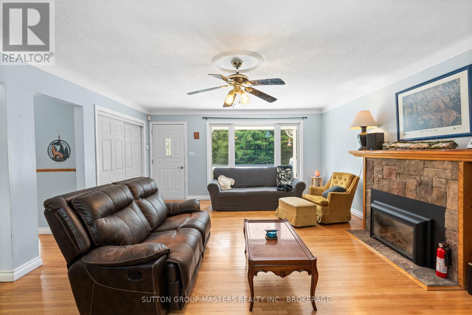 26 Hallecks Road, Front Of Yonge, ON - Indoor Photo Showing Living Room With Fireplace