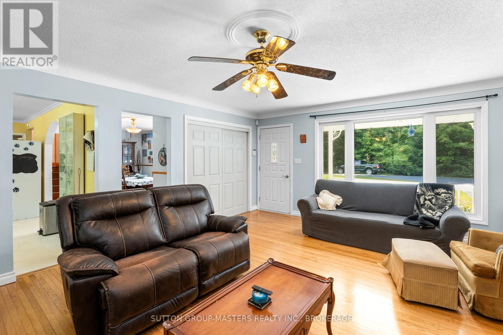 26 Hallecks Road, Front Of Yonge, ON - Indoor Photo Showing Living Room