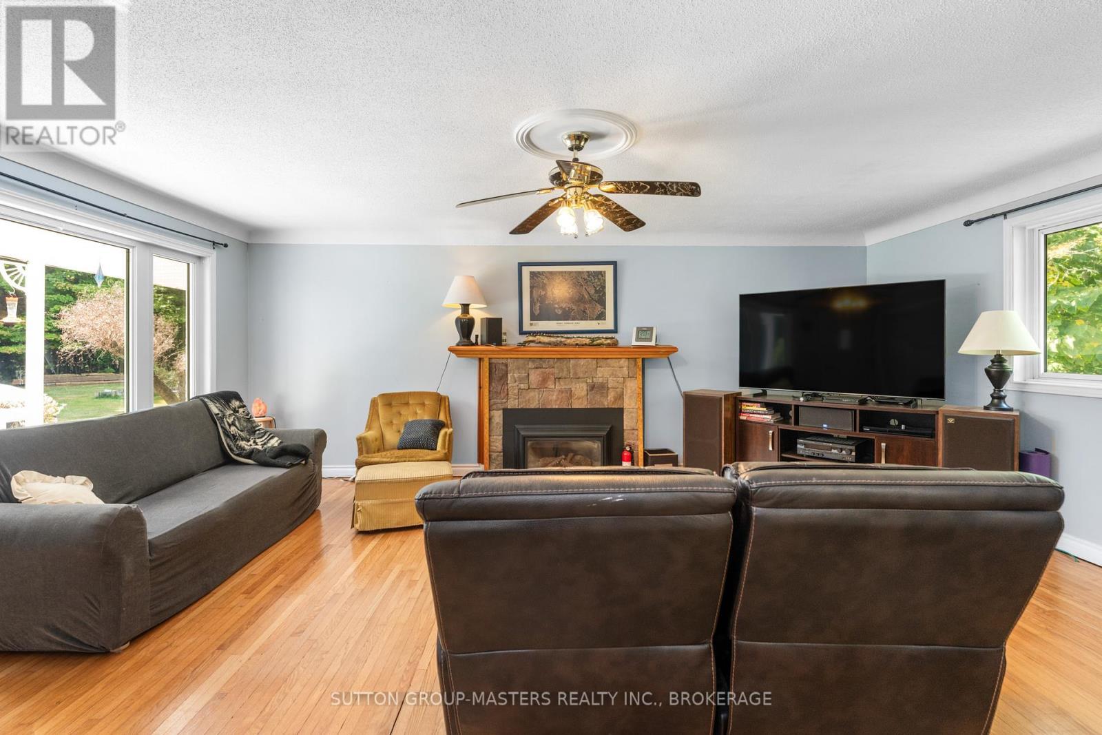 26 Hallecks Road, Front Of Yonge, ON - Indoor Photo Showing Living Room With Fireplace