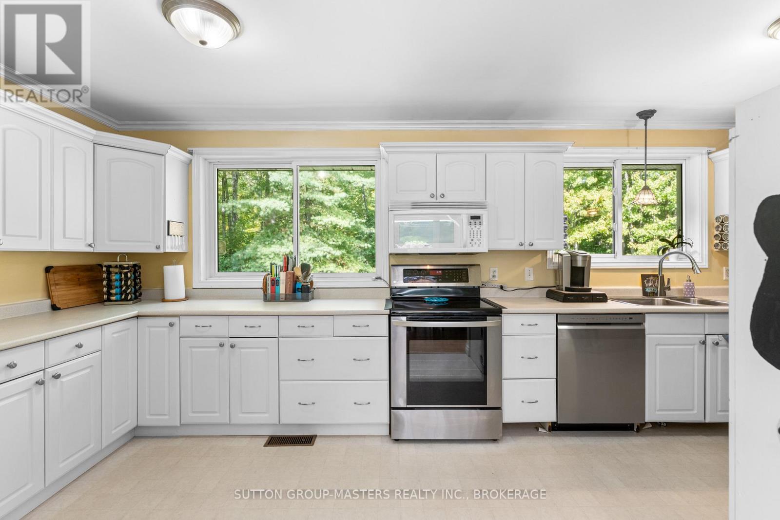 26 Hallecks Road, Front Of Yonge, ON - Indoor Photo Showing Kitchen With Double Sink
