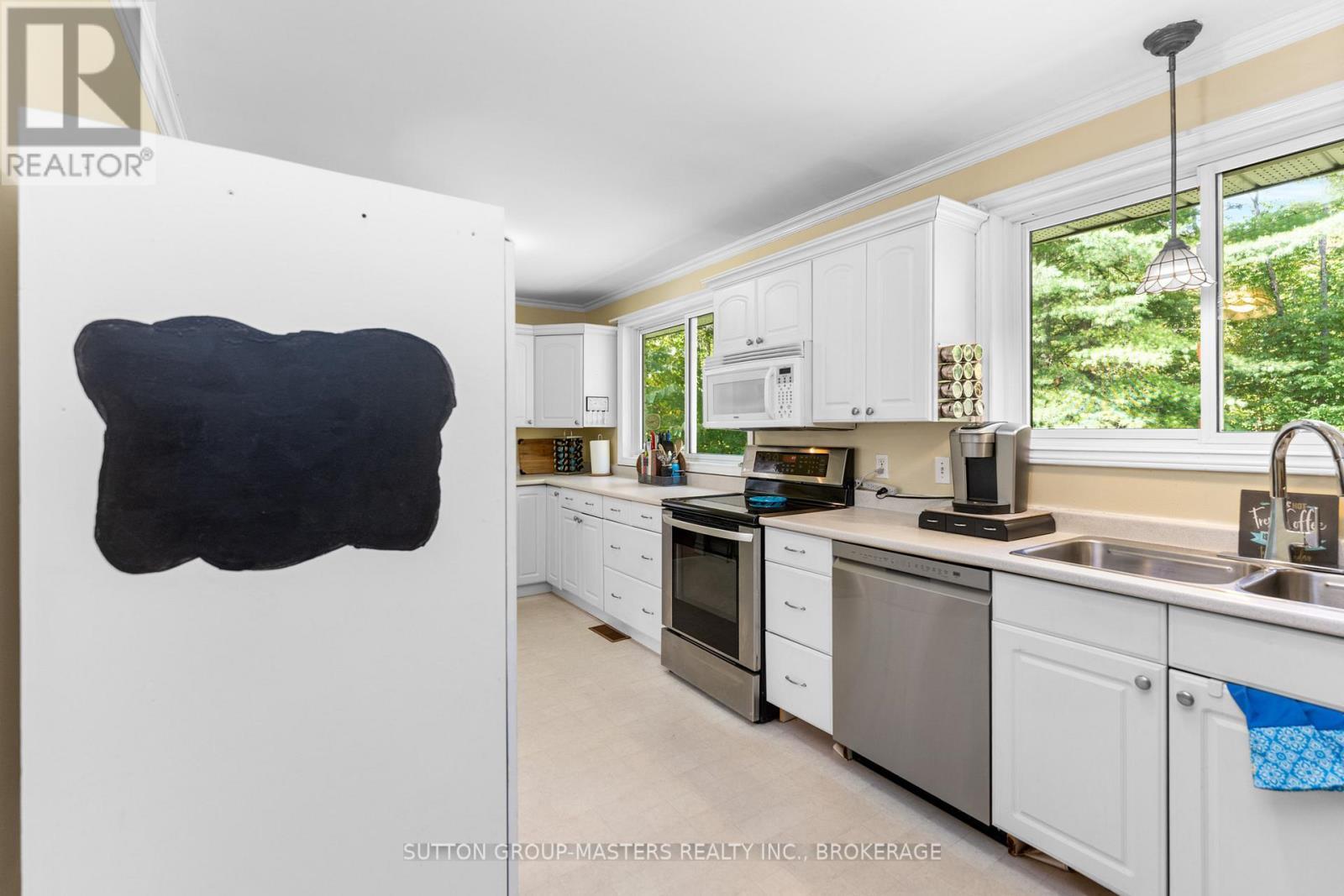 26 Hallecks Road, Front Of Yonge, ON - Indoor Photo Showing Kitchen With Double Sink