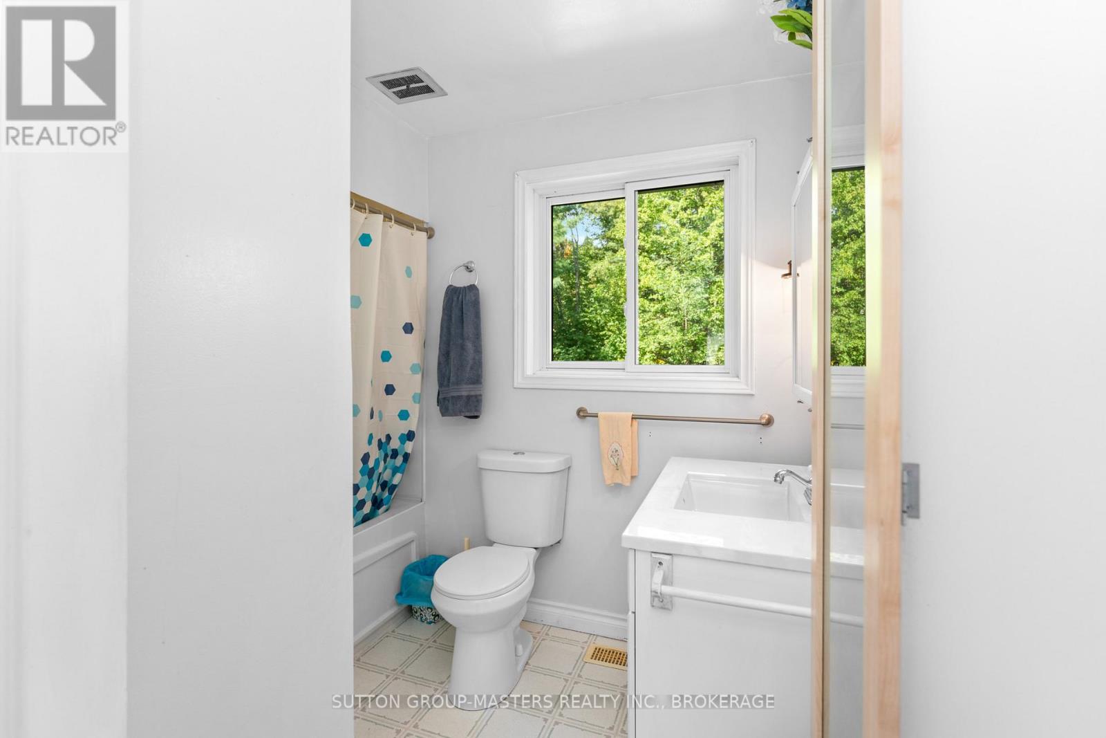 26 Hallecks Road, Front Of Yonge, ON - Indoor Photo Showing Bathroom