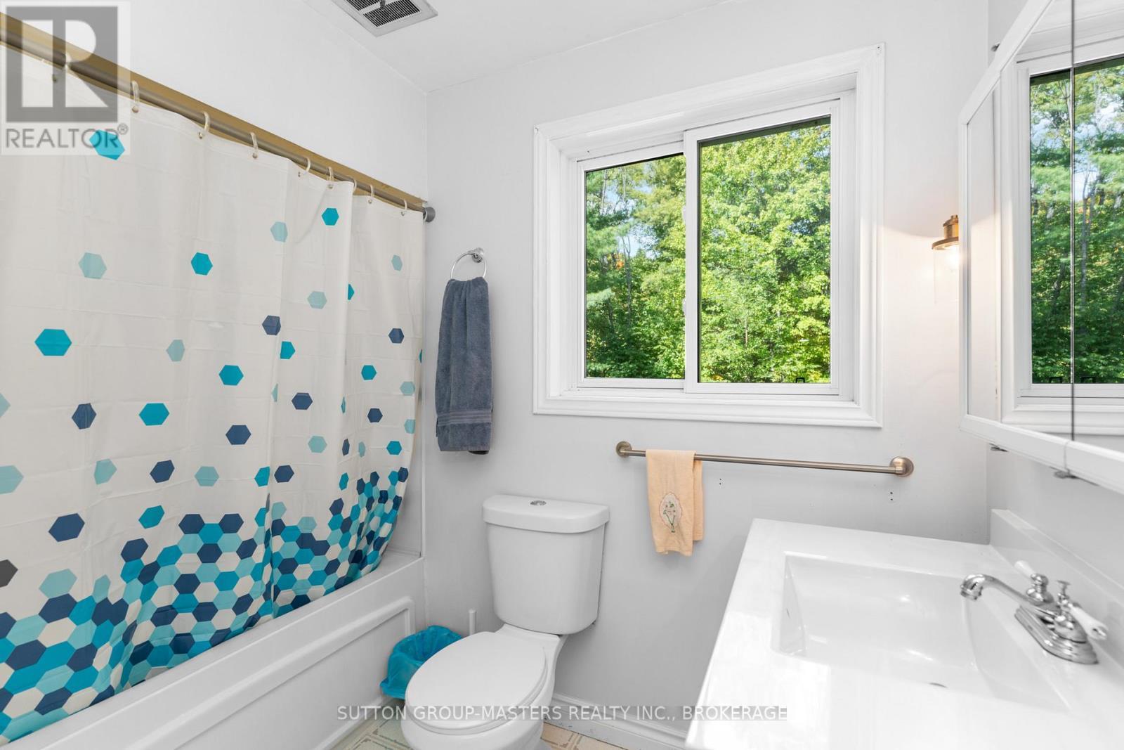 26 Hallecks Road, Front Of Yonge, ON - Indoor Photo Showing Bathroom