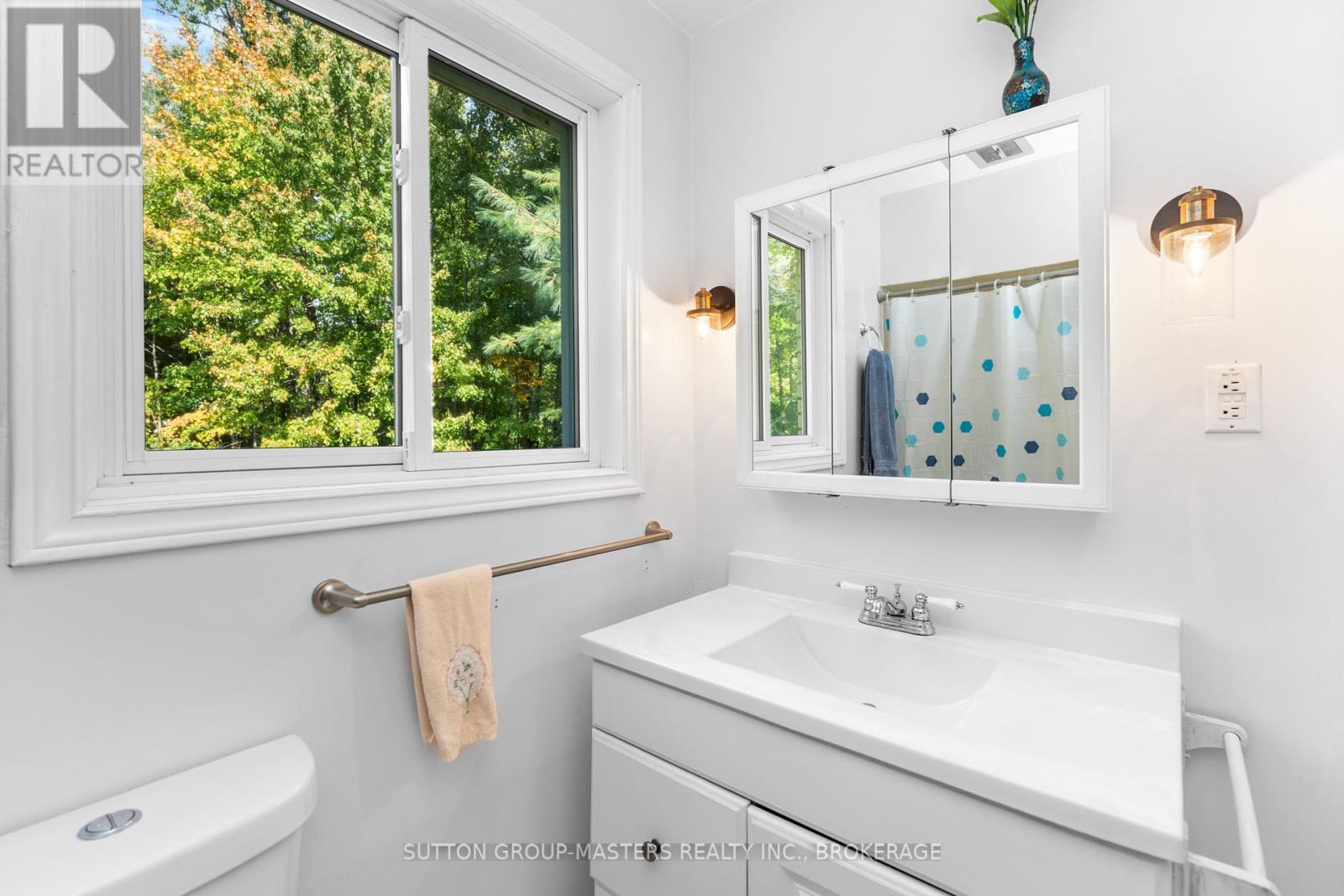 26 Hallecks Road, Front Of Yonge, ON - Indoor Photo Showing Bathroom
