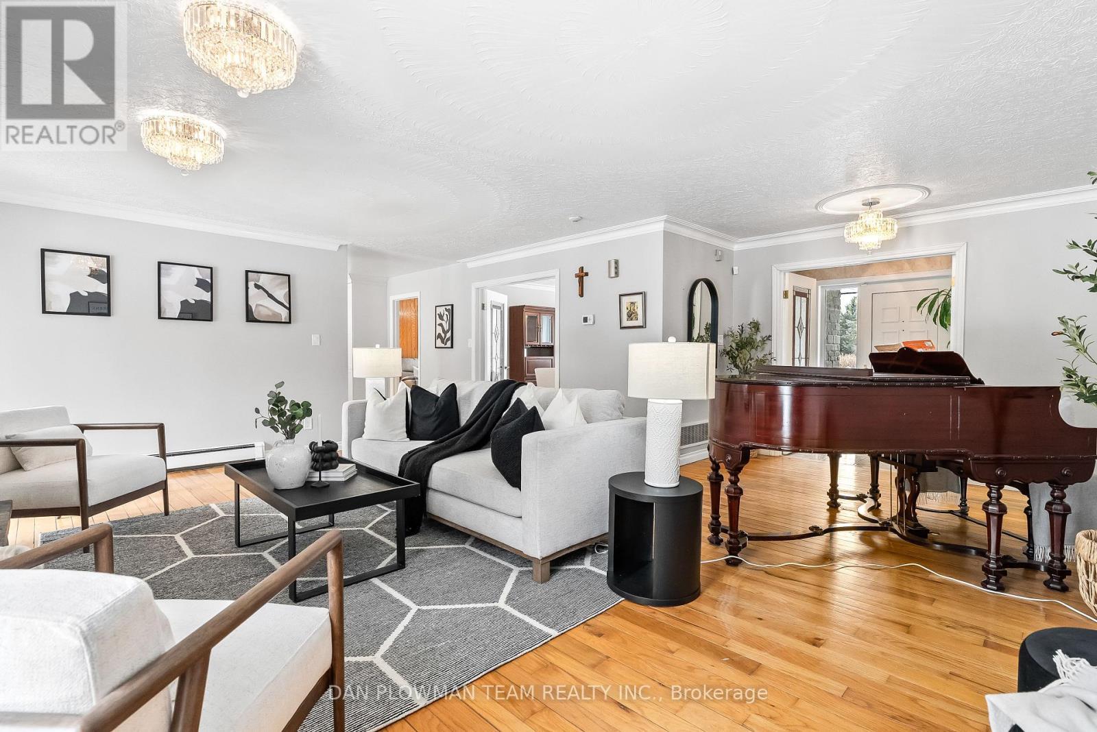 1902 Concession 9 Road, Clarington, ON - Indoor Photo Showing Living Room
