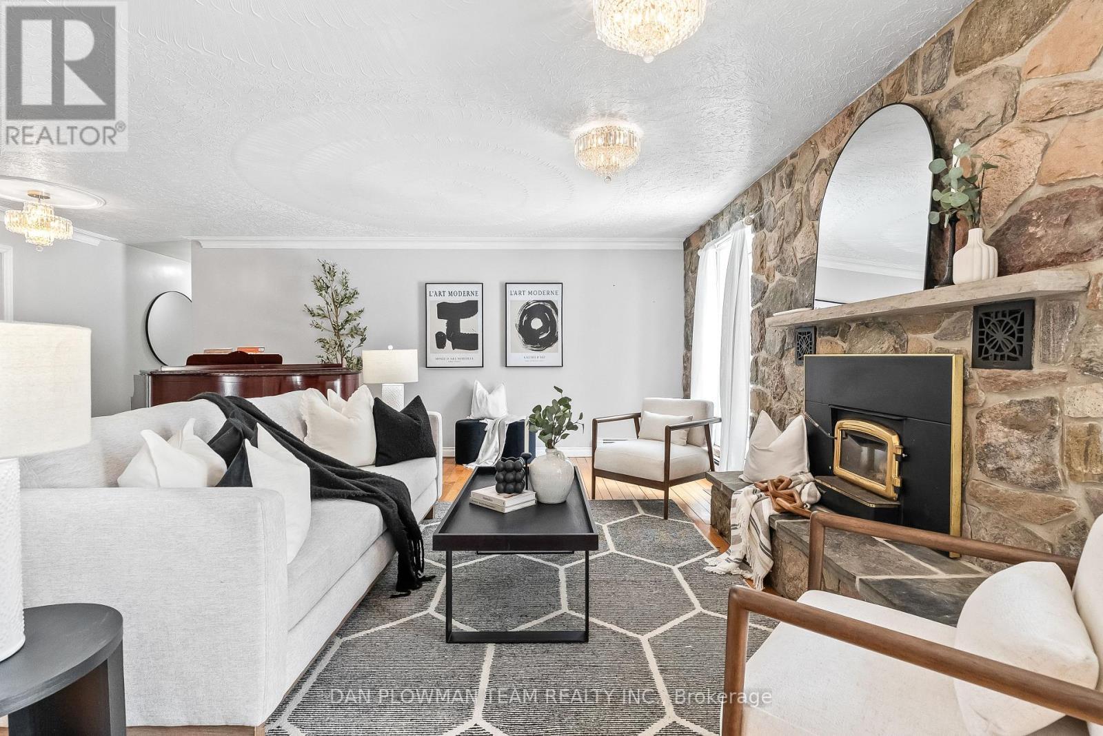 1902 Concession 9 Road, Clarington, ON - Indoor Photo Showing Living Room With Fireplace