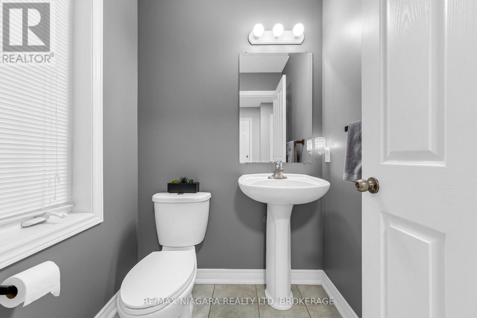 160 Wallace Avenue S, Welland (Lincoln/Crowland), ON - Indoor Photo Showing Bathroom