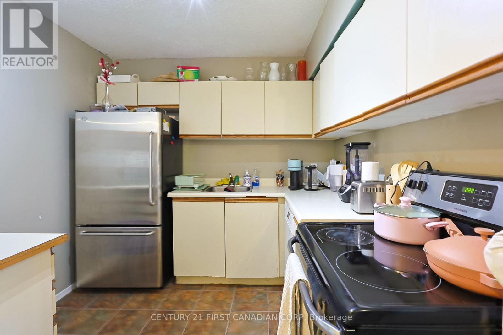 215 - 15 Jacksway Crescent, London North (North G), ON - Indoor