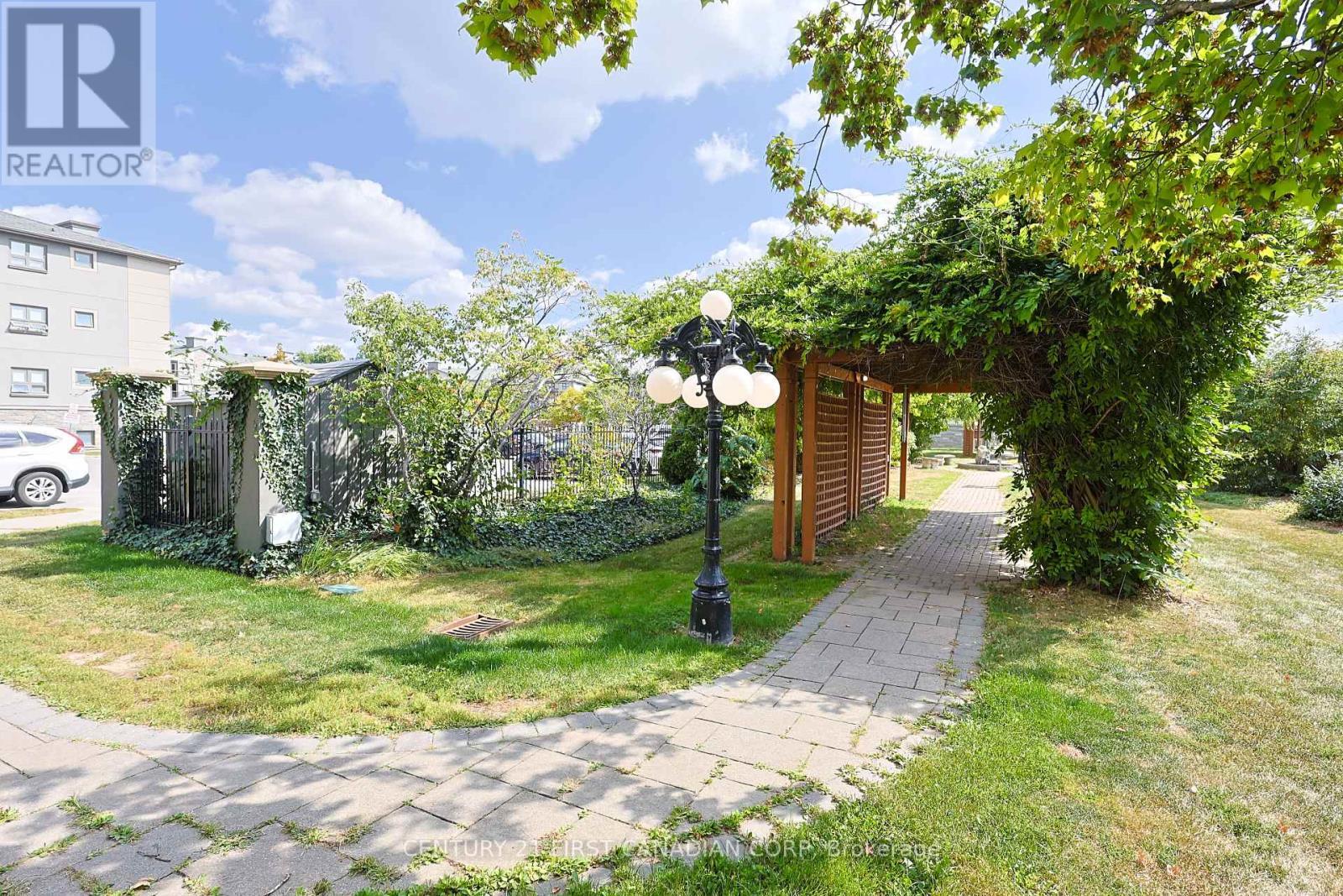 215 - 15 Jacksway Crescent, London North (North G), ON - Outdoor