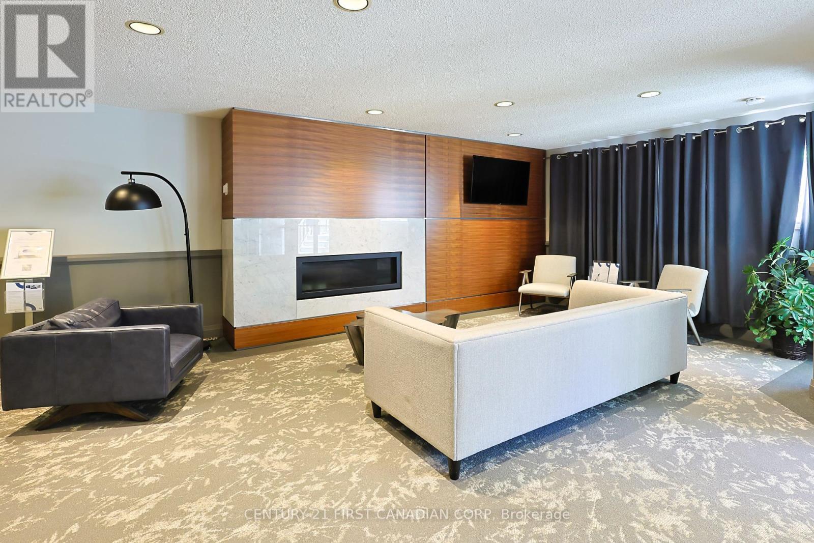 215 - 15 Jacksway Crescent, London North (North G), ON - Indoor With Fireplace