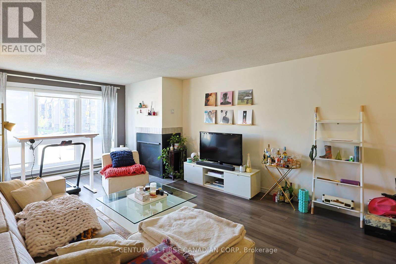 215 - 15 Jacksway Crescent, London North (North G), ON - Indoor Photo Showing Living Room