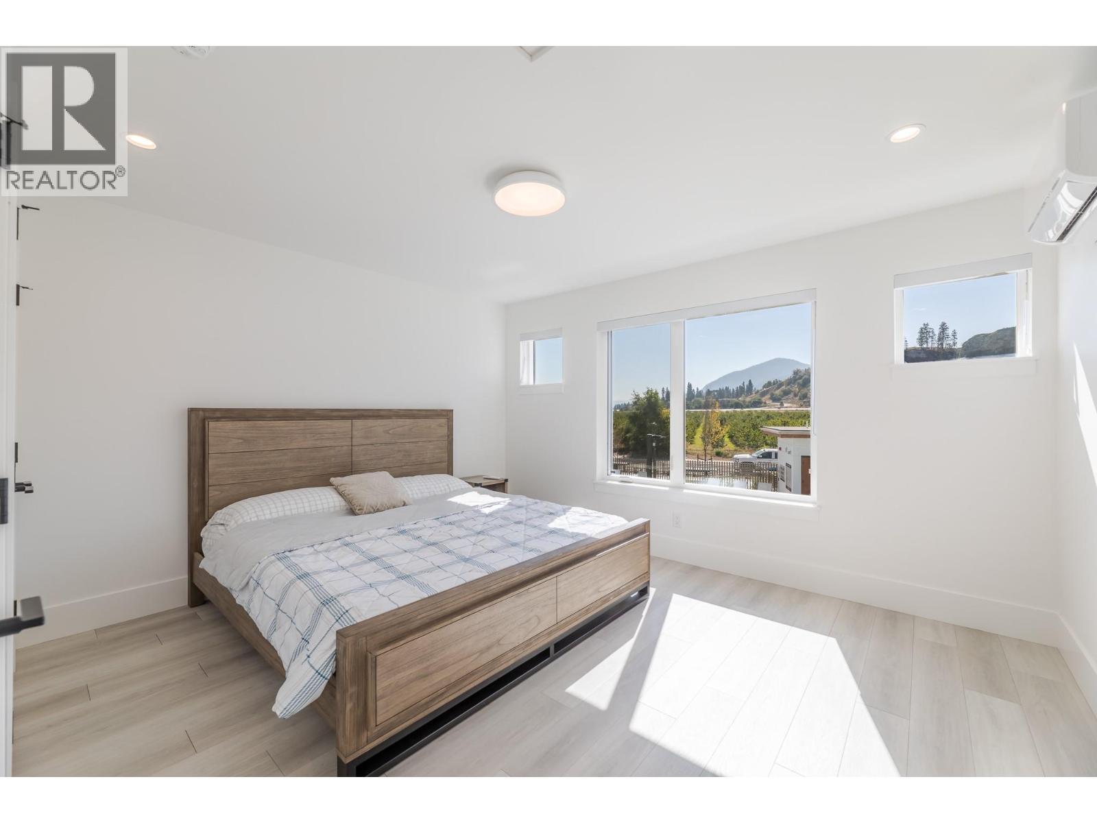 3240 Landry Crescent, Summerland, BC - Indoor Photo Showing Bedroom