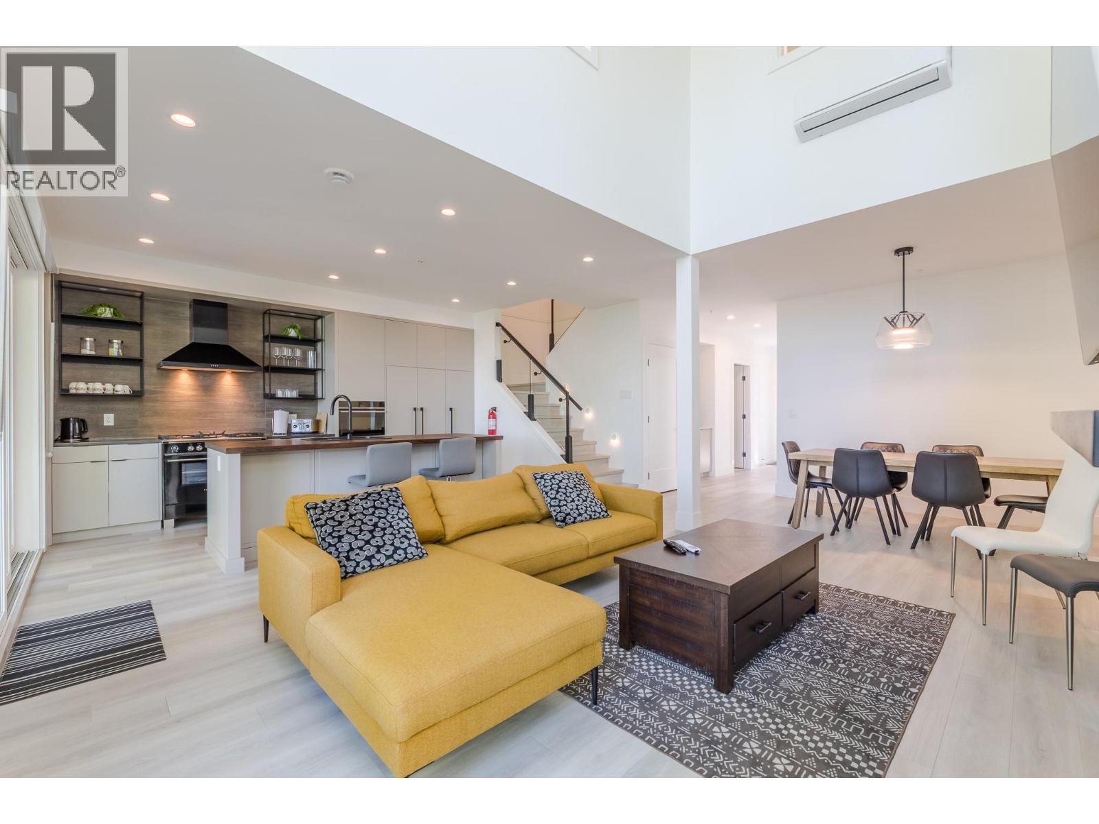 3240 Landry Crescent, Summerland, BC - Indoor Photo Showing Living Room