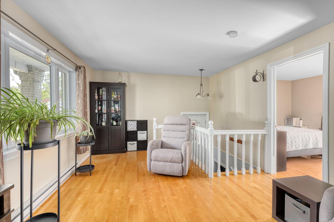 Salon - 161 Rue St-Paul, Saint-Côme, QC - Indoor