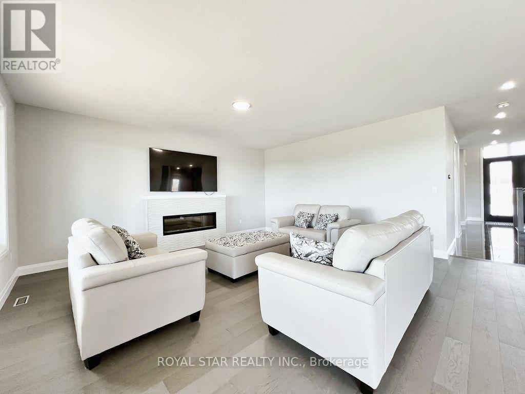 38 Charles Currie Crescent, Erin, ON - Indoor Photo Showing Living Room With Fireplace