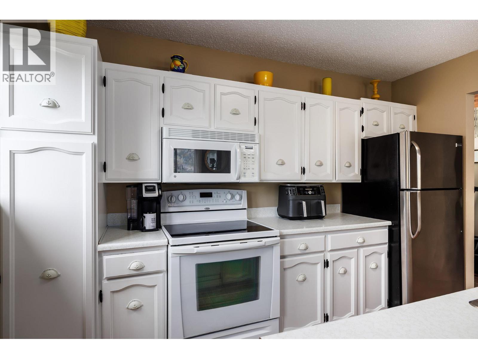 8291 Okanagan Landing Road, Vernon, BC - Indoor Photo Showing Kitchen