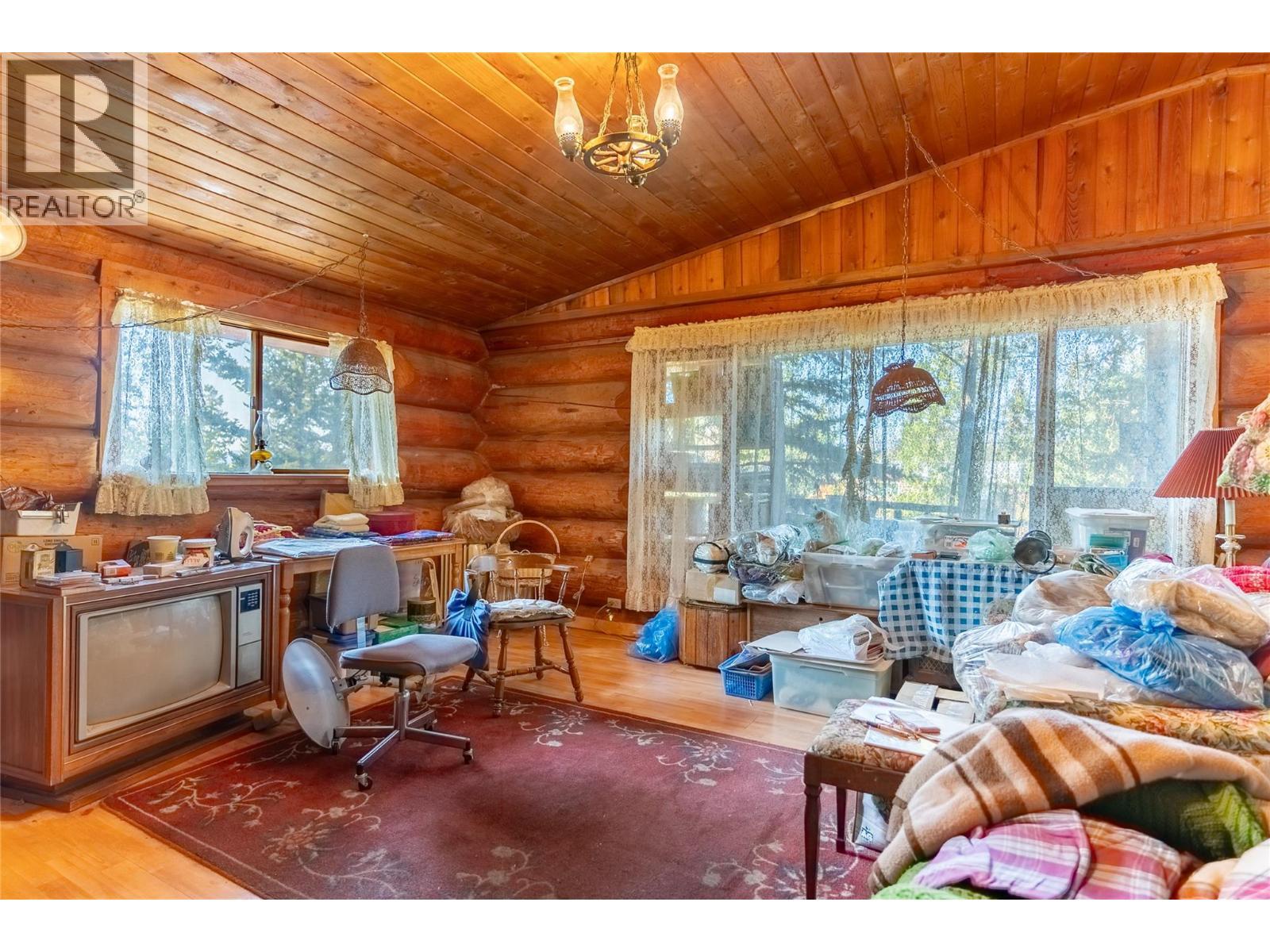 4208 North Road, Ashcroft, BC - Indoor Photo Showing Living Room