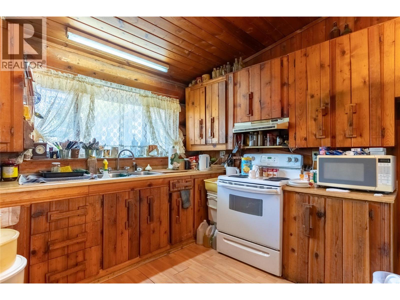4208 North Road, Ashcroft, BC - Indoor Photo Showing Kitchen