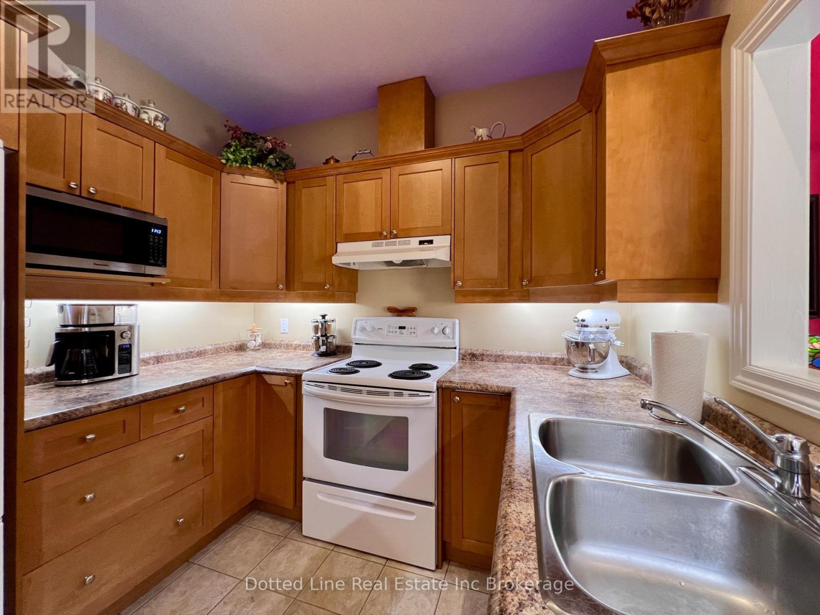 Kitchen - 11 - 500 Lakeview Drive, Woodstock (Woodstock - North), ON - Indoor Photo Showing Kitchen With Double Sink