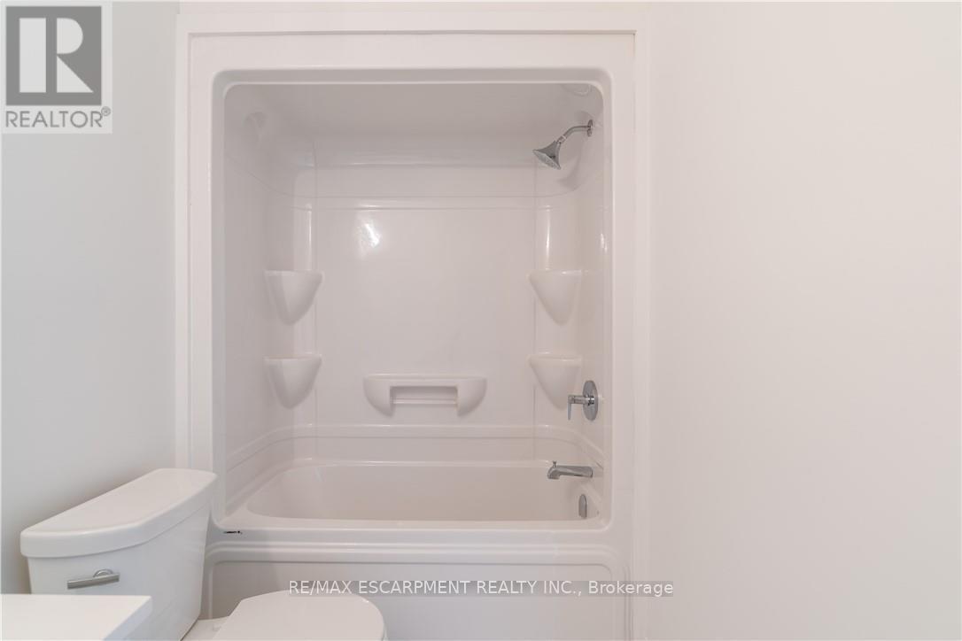 15 Raspberry Lane, Hamilton, ON - Indoor Photo Showing Bathroom