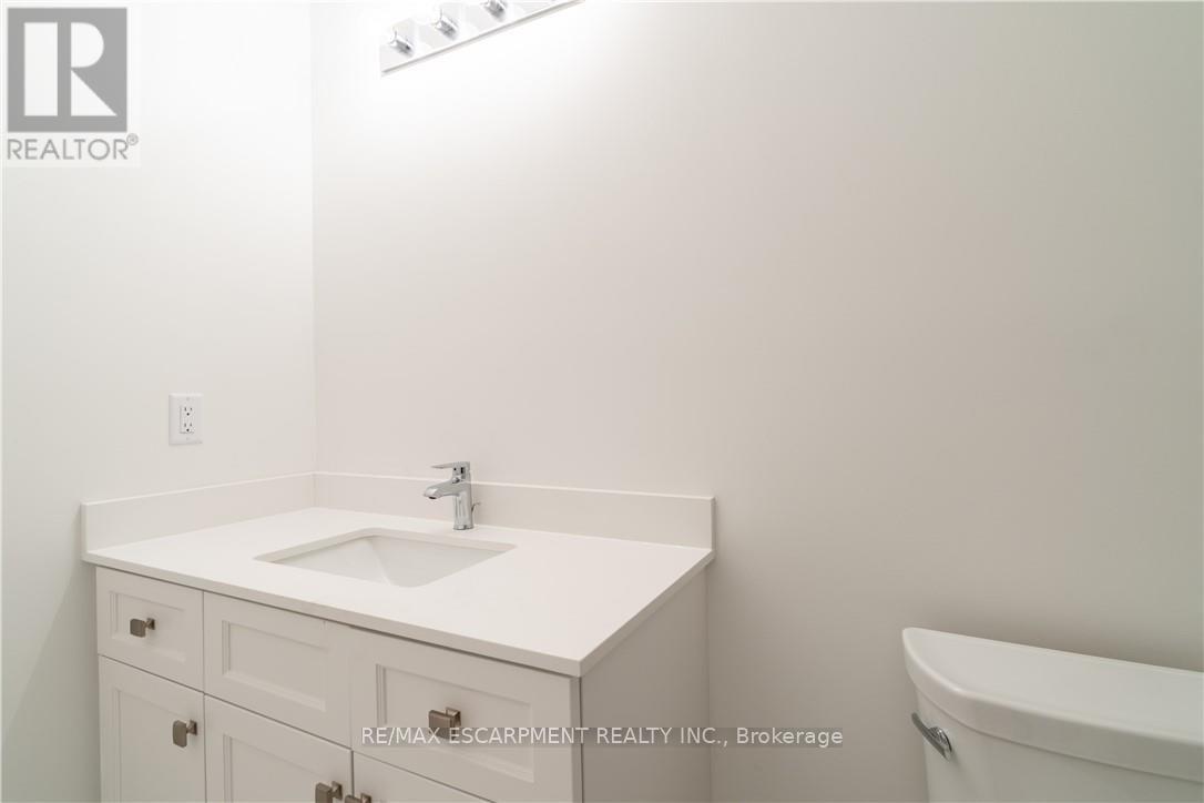 15 Raspberry Lane, Hamilton, ON - Indoor Photo Showing Bathroom