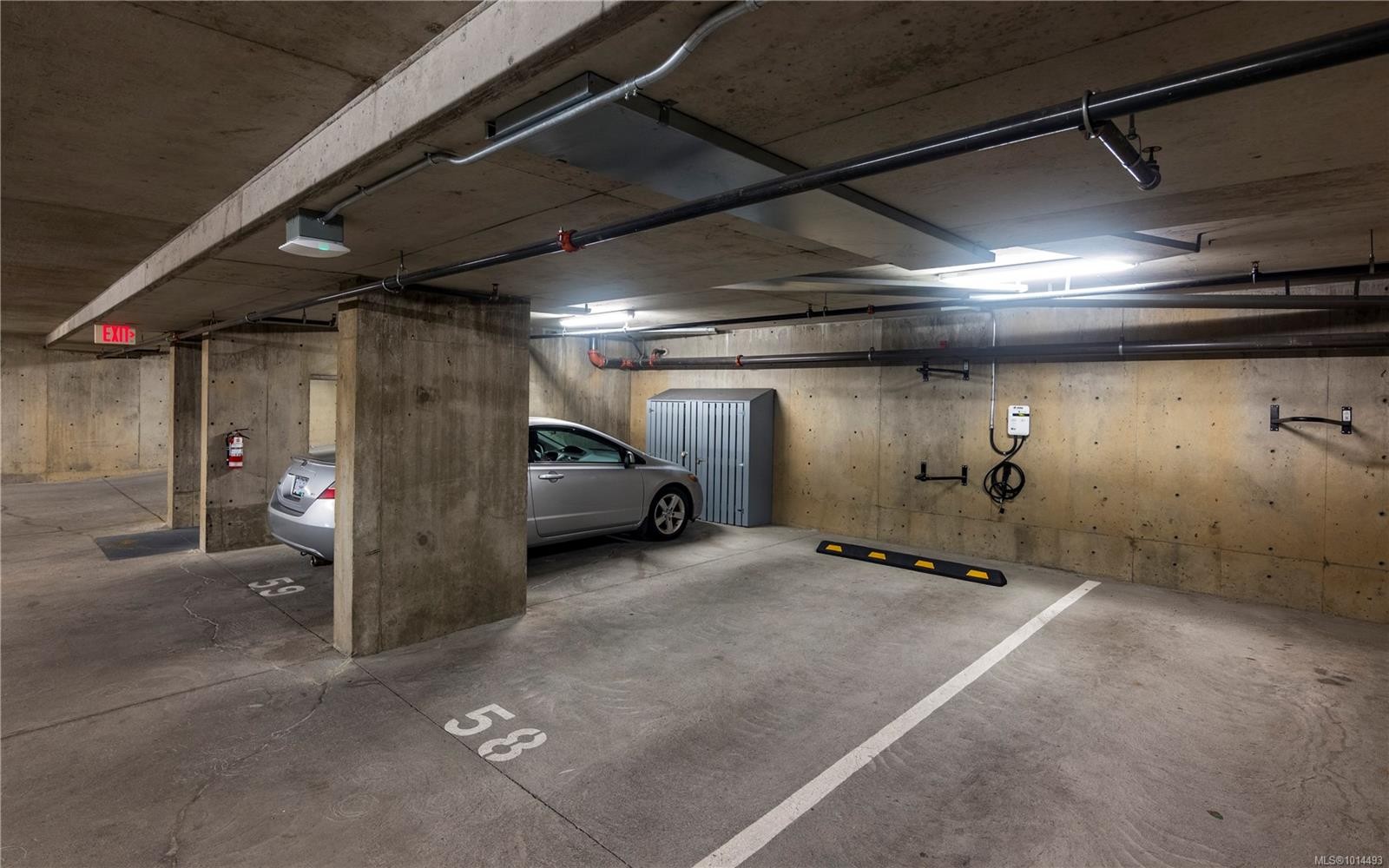 107-827 Fairfield Rd, Victoria, BC - Indoor Photo Showing Garage