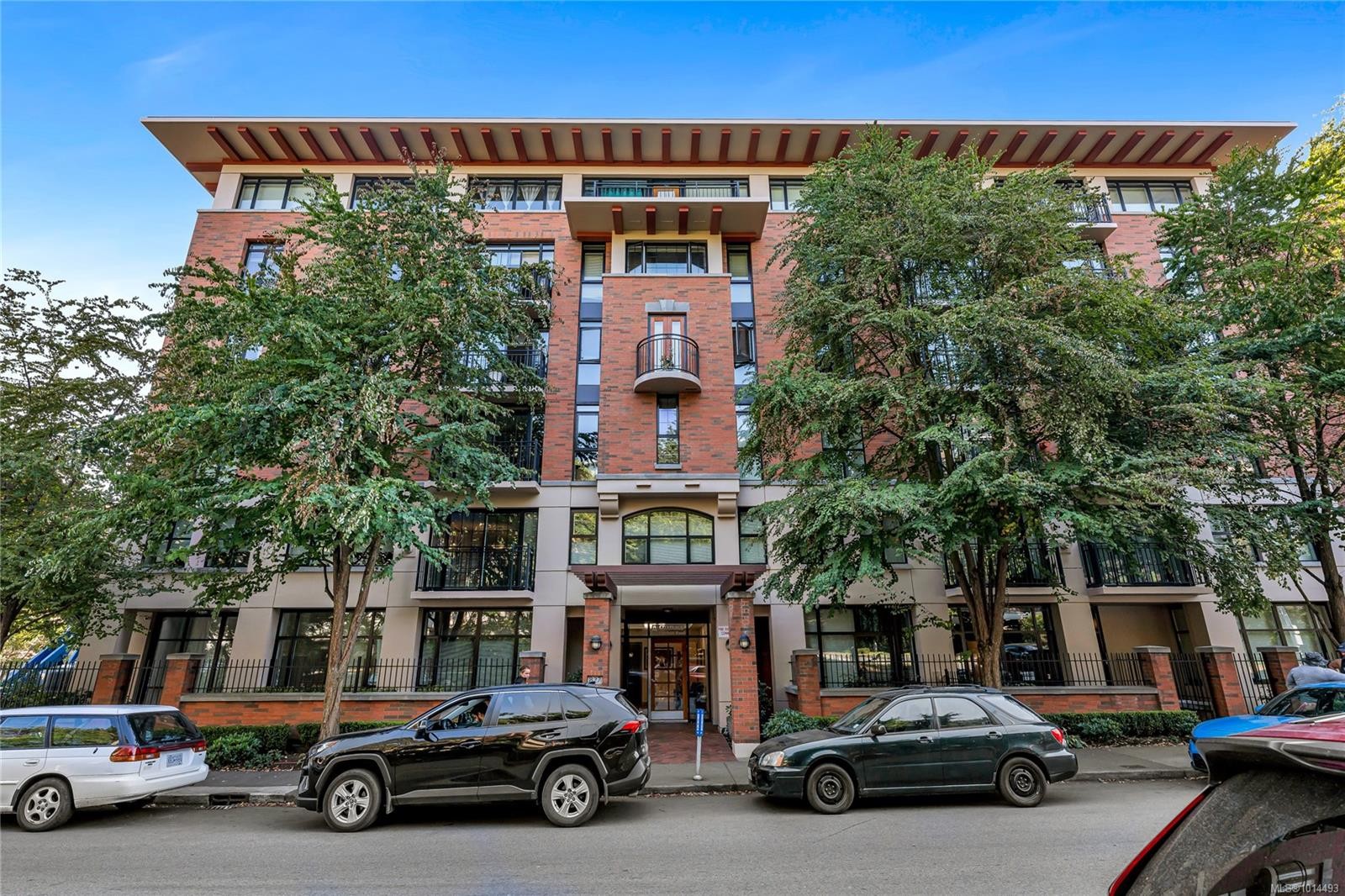 107-827 Fairfield Rd, Victoria, BC - Outdoor With Facade