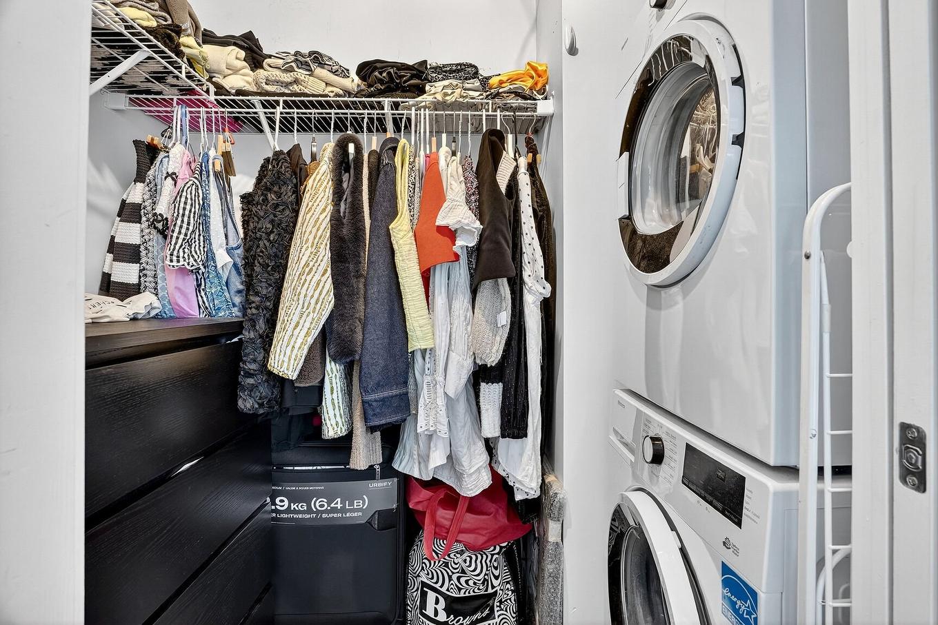 Walk-in closet - 603-1228 Rue Des Bassins, Montréal (Le Sud-Ouest), QC - Indoor Photo Showing Laundry Room