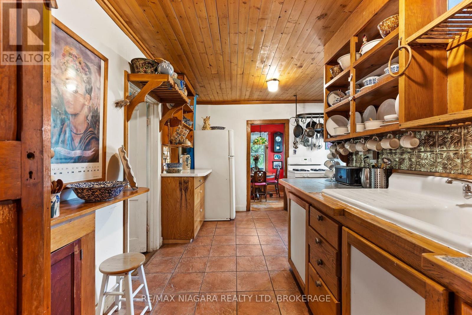 105 Weir Road, Port Colborne (Main Street), ON - Indoor Photo Showing Kitchen