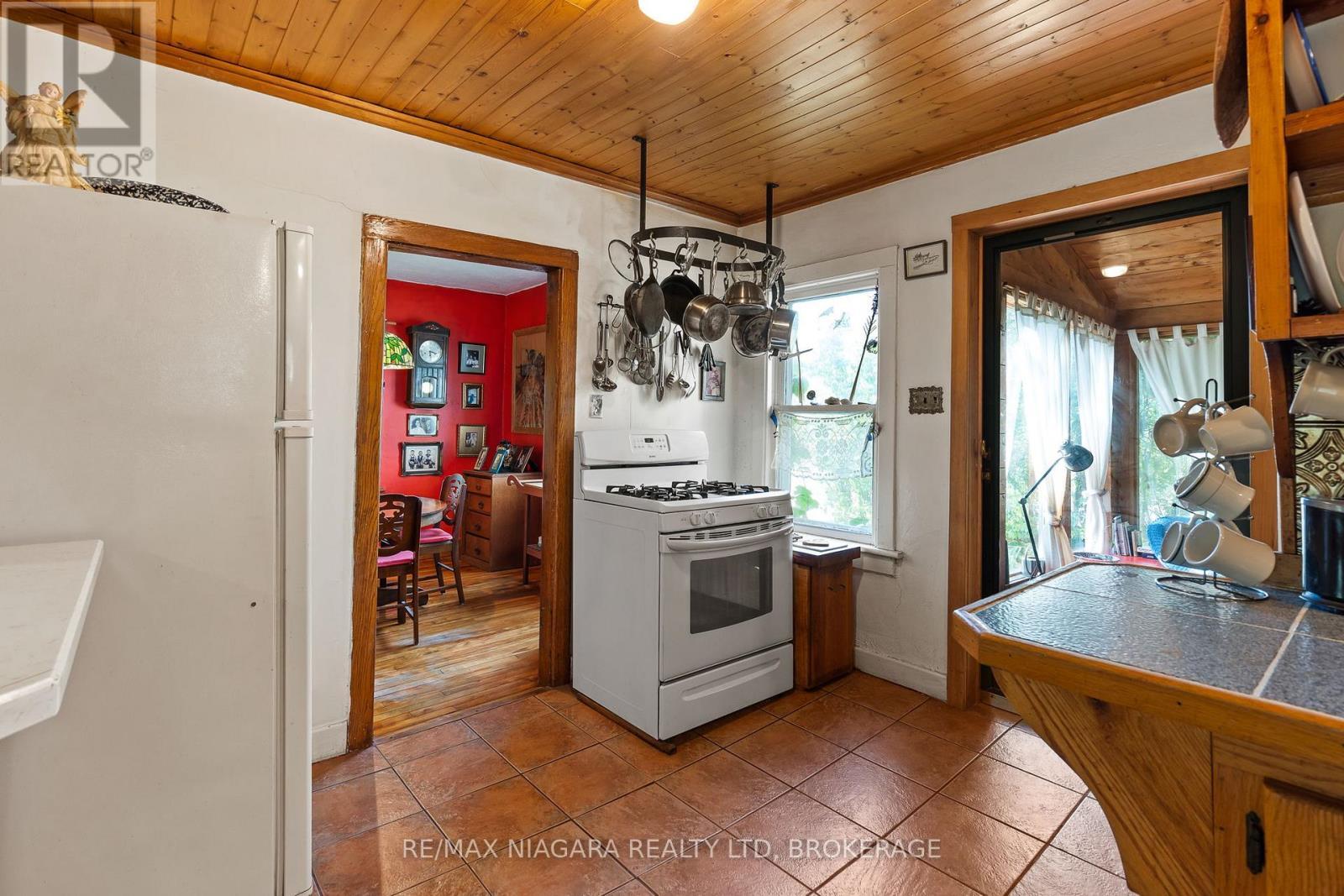 105 Weir Road, Port Colborne (Main Street), ON - Indoor Photo Showing Kitchen