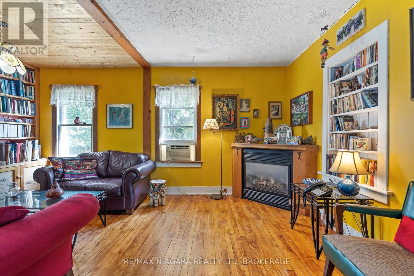 105 Weir Road, Port Colborne (Main Street), ON - Indoor Photo Showing Living Room With Fireplace
