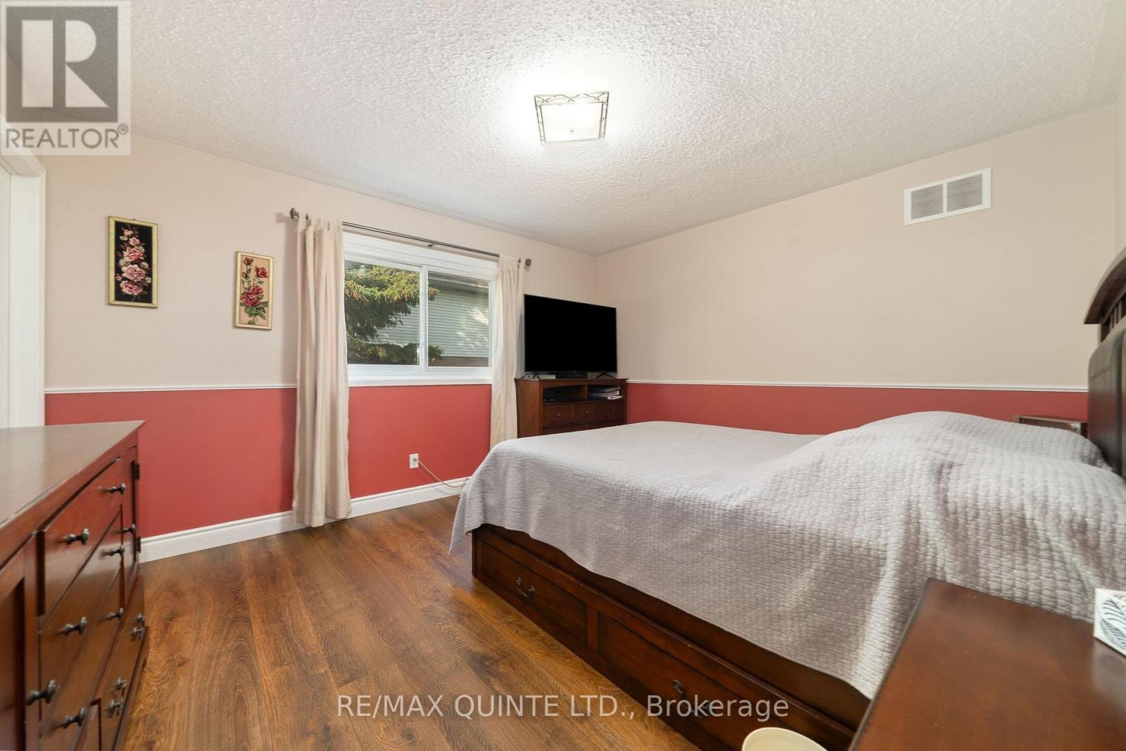 2 Marchmont Place, Belleville (Belleville Ward), ON - Indoor Photo Showing Bedroom
