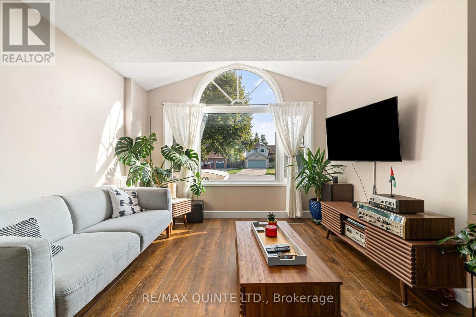 2 Marchmont Place, Belleville (Belleville Ward), ON - Indoor Photo Showing Living Room