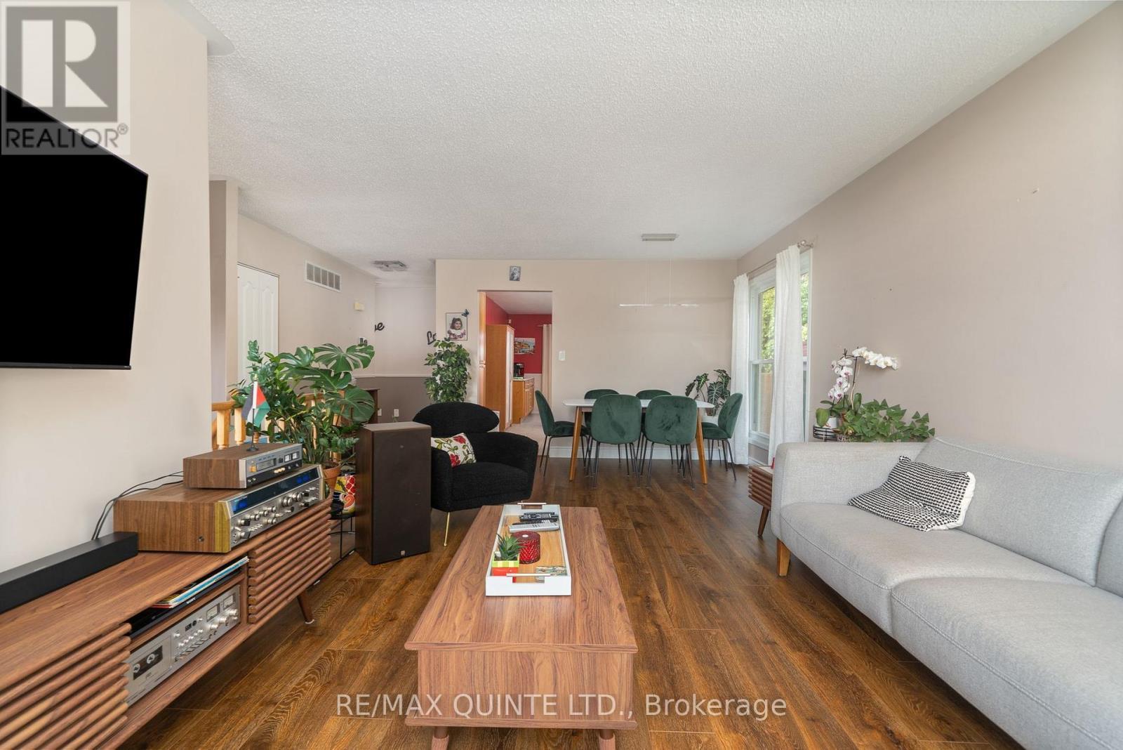 2 Marchmont Place, Belleville (Belleville Ward), ON - Indoor Photo Showing Living Room