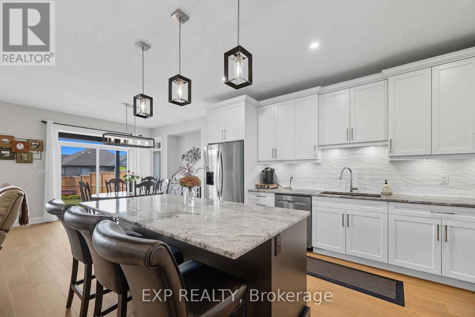 19 Statham Street, Strathroy-Caradoc (Se), ON - Indoor Photo Showing Kitchen With Upgraded Kitchen