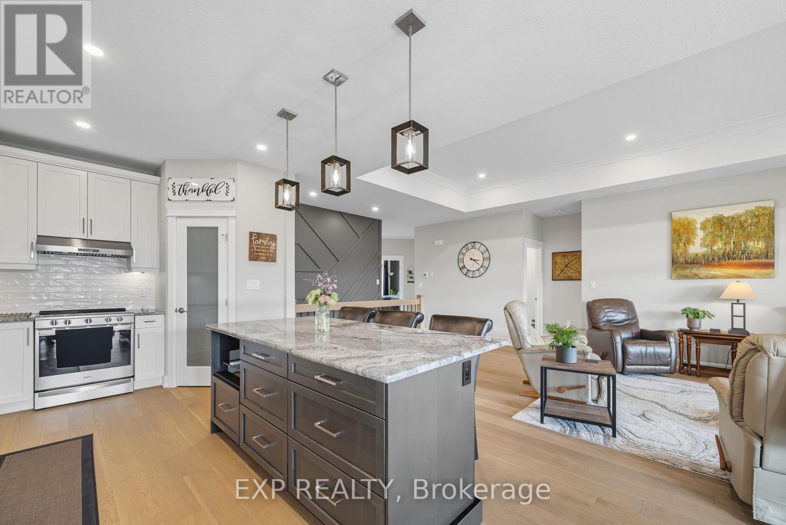 19 Statham Street, Strathroy-Caradoc (Se), ON - Indoor Photo Showing Kitchen With Upgraded Kitchen