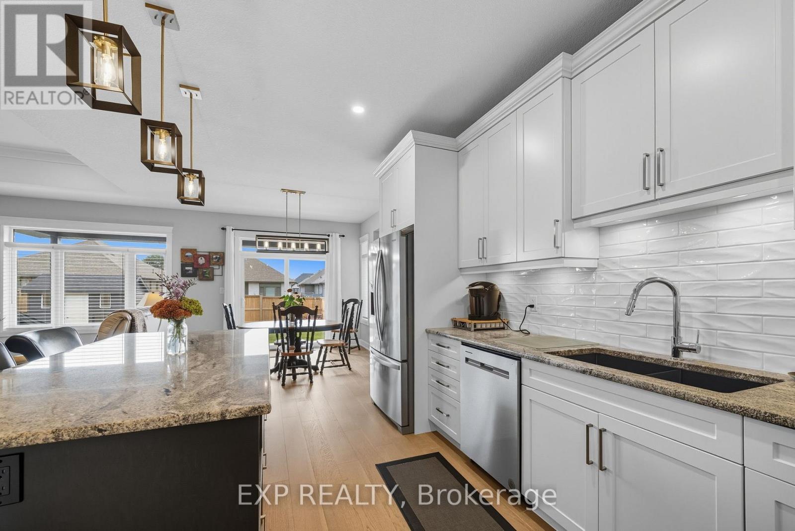 19 Statham Street, Strathroy-Caradoc (Se), ON - Indoor Photo Showing Kitchen With Upgraded Kitchen