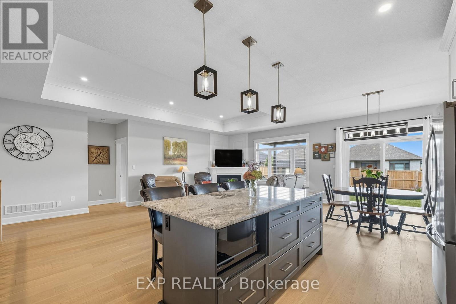 19 Statham Street, Strathroy-Caradoc (Se), ON - Indoor Photo Showing Kitchen With Upgraded Kitchen