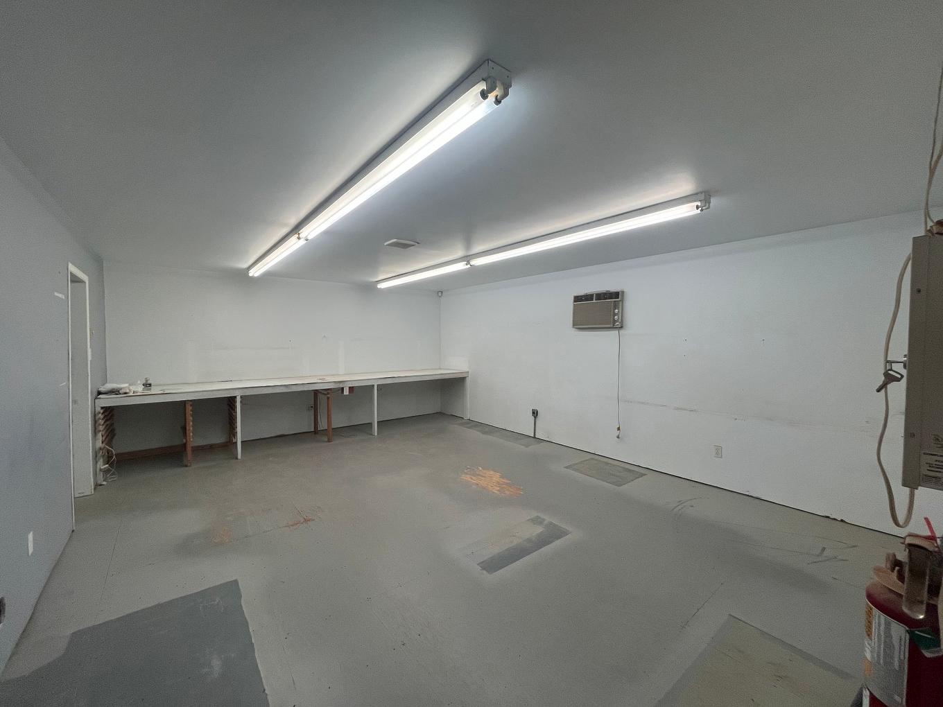 Office - 1630 Rue Principale, Saint-Étienne-Des-Grès, QC - Indoor Photo Showing Garage