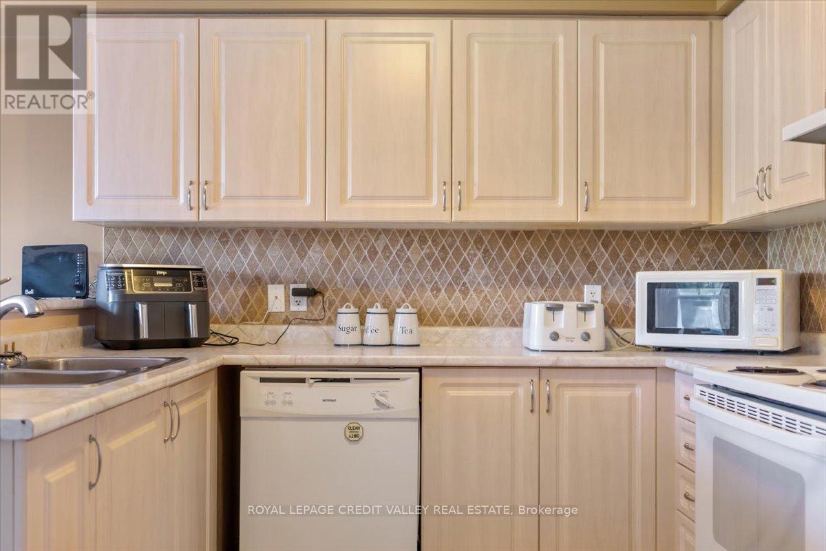 210 Marilyn Street, Shelburne, ON - Indoor Photo Showing Kitchen With Double Sink